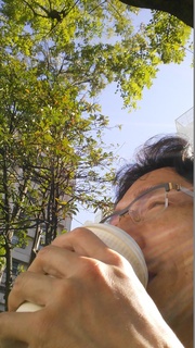 21 コーヒーすする.jpg