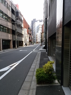 4 マンション裏通り.jpg
